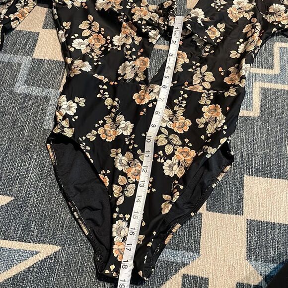 Seafolly
Splendor Long Sleeve Surfsuit - Picture 10 of 11